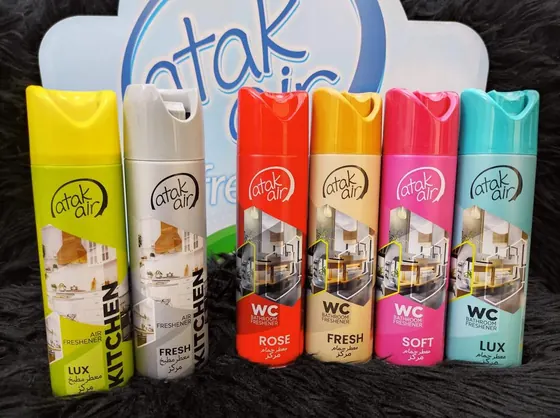 مجموعة معطرات Atak بجانب علبة WC